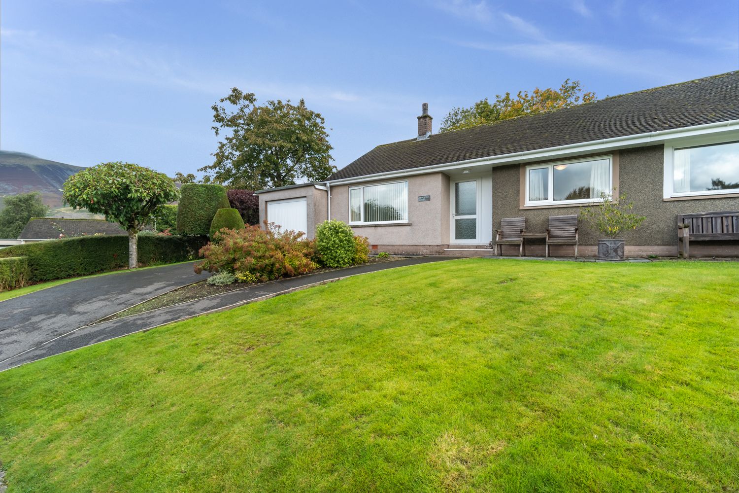 Blencathra is an attractive bungalow 10 minutes from the centre of Keswick