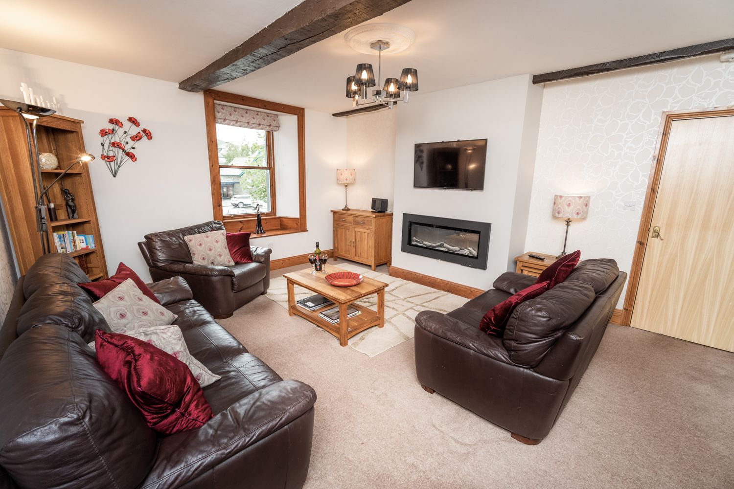 Everyone can relax in the living room in the evenings, watching a movie or playing a game