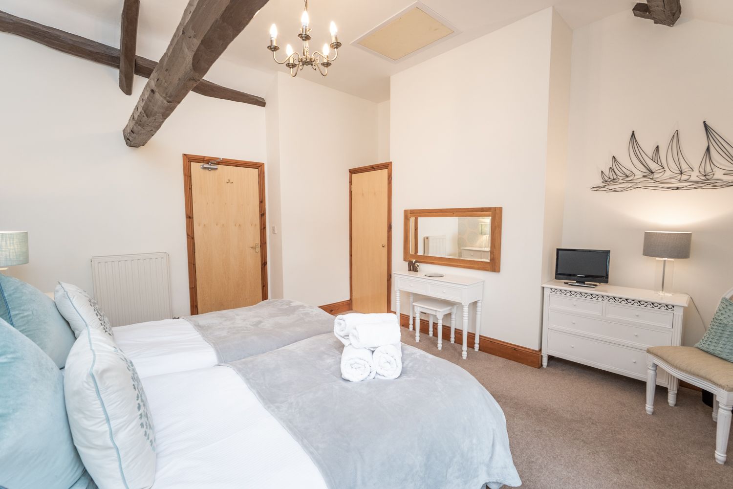 Luxury bed linen and towels are provided