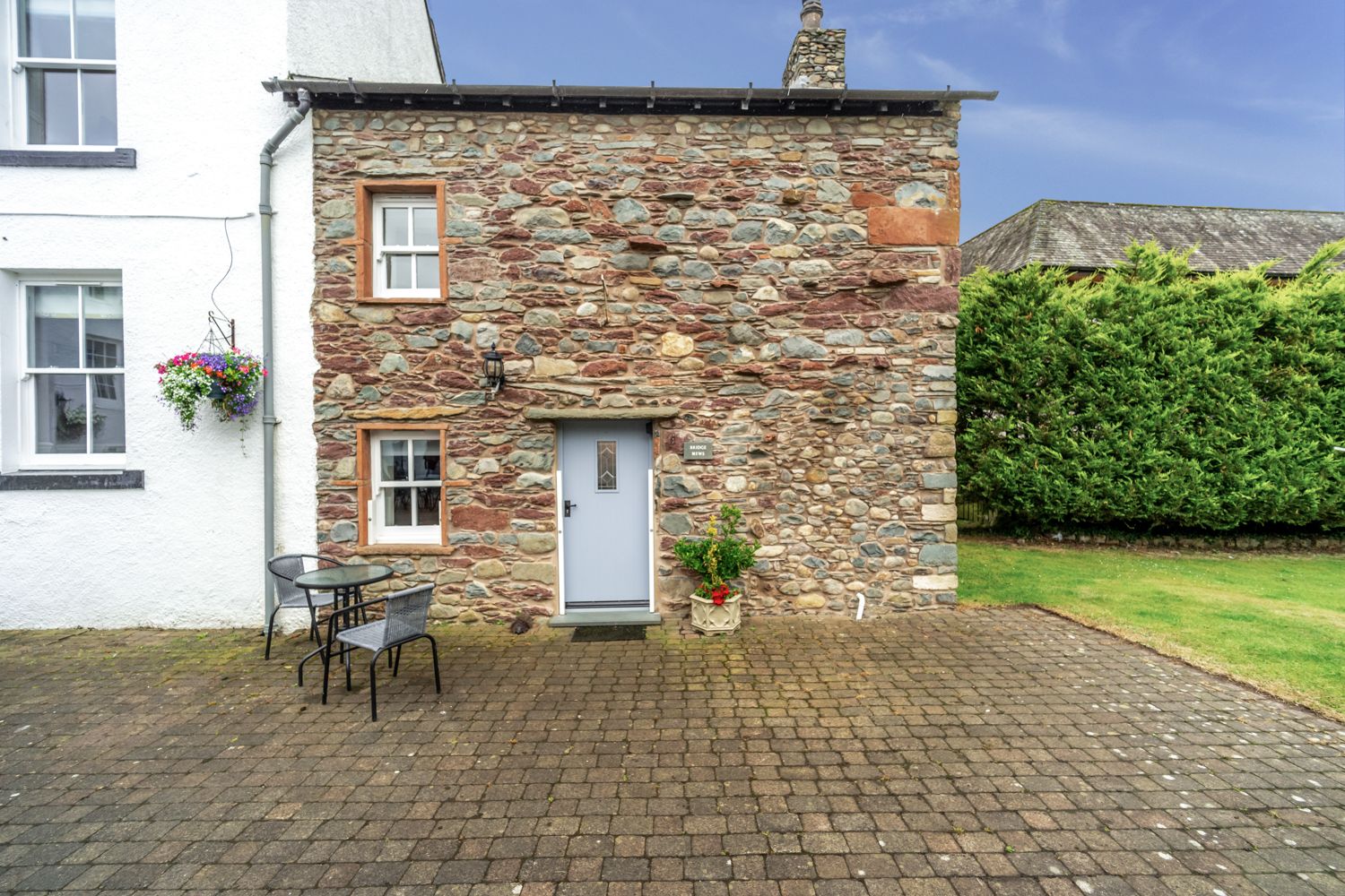 The gorgeous cottage in Keswick has private allocated parking and enjoys access to a shared garden area