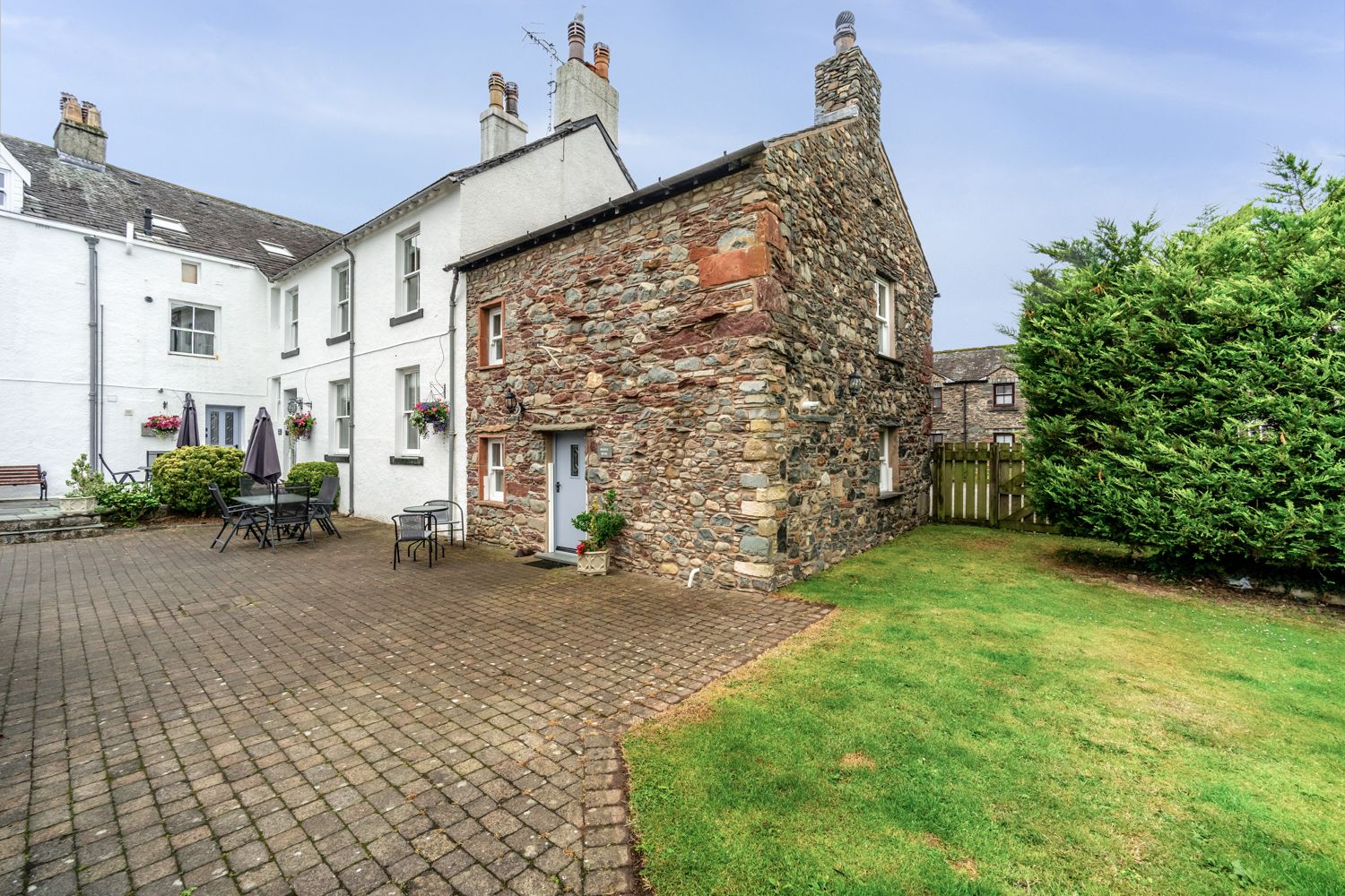 The self-catering cottage in Keswick benefits from shared garden, private parking space and central location