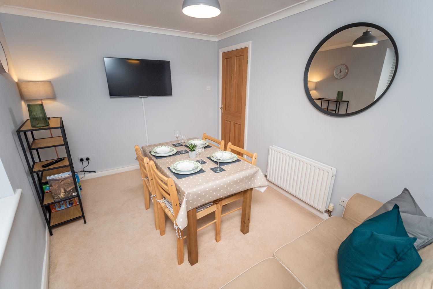 You can easily order in takeaway or cook dinner at Fellseeker, and enjoy a night round the dining room table