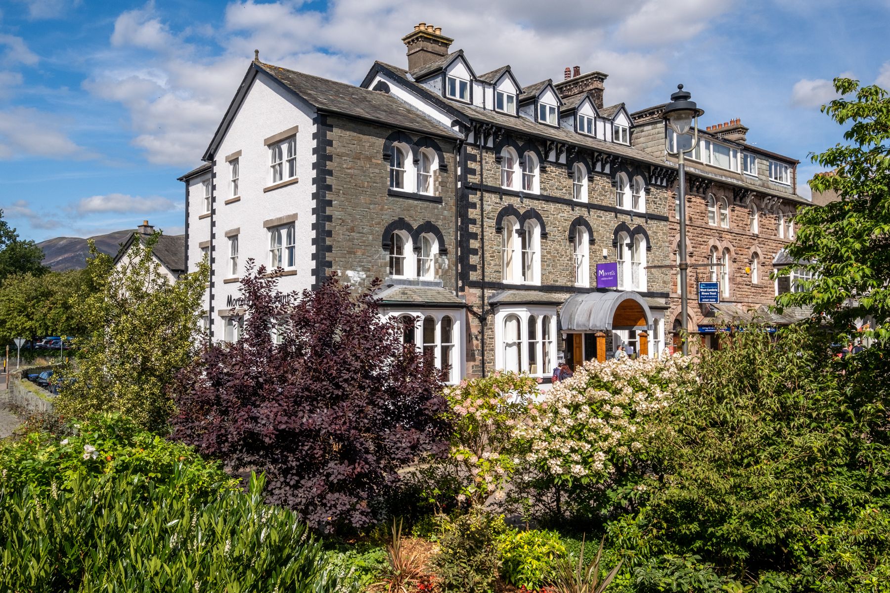 The apartment is located in the end terrace, next door to wonderful shops and restaurants. 