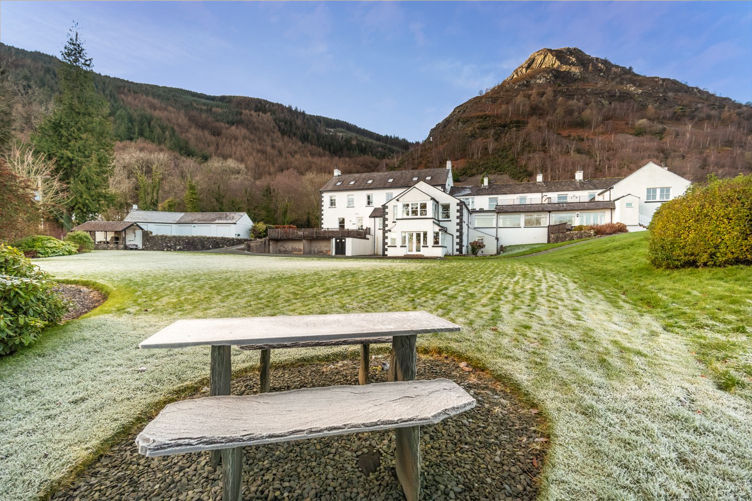 This building was originally The Swan Hotel, where local legend has it that the Bishop of Derry wagered that he could ride his horse up to the summit. Both the rider and horse unfortunately fell. The stone has been painted white ever since to commemorate 