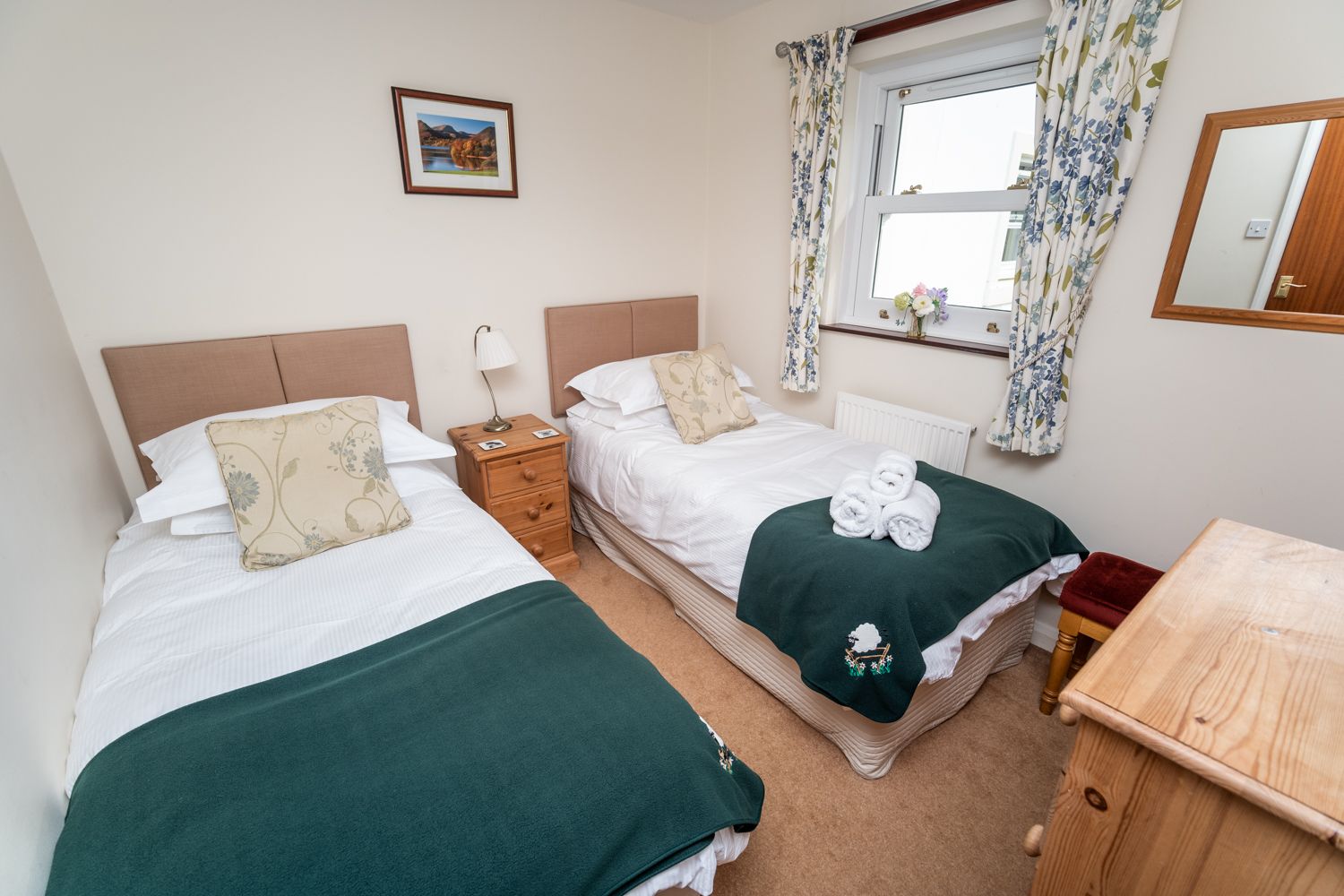 The comfortable twin room features 2 single beds