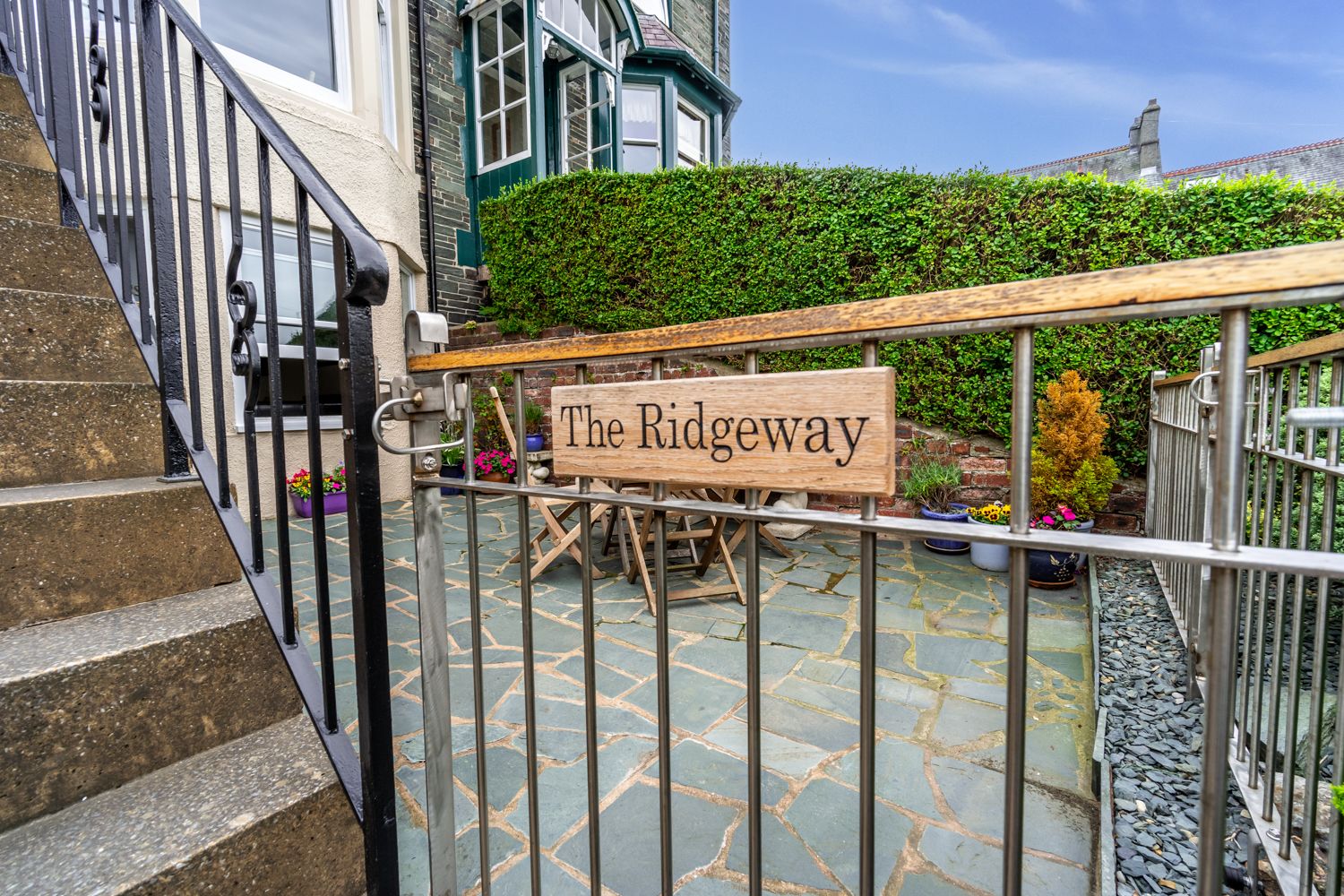 The enclosed yard is perfect for those travelling with pets