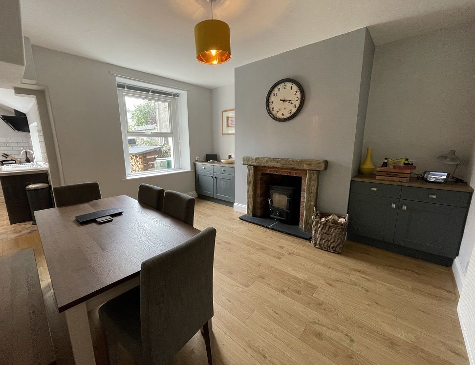 The dining room comfortably seats 6 people