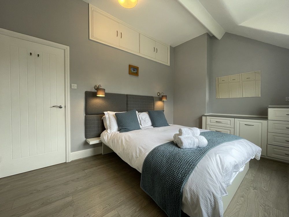 Luxury bed linen and towels are provided