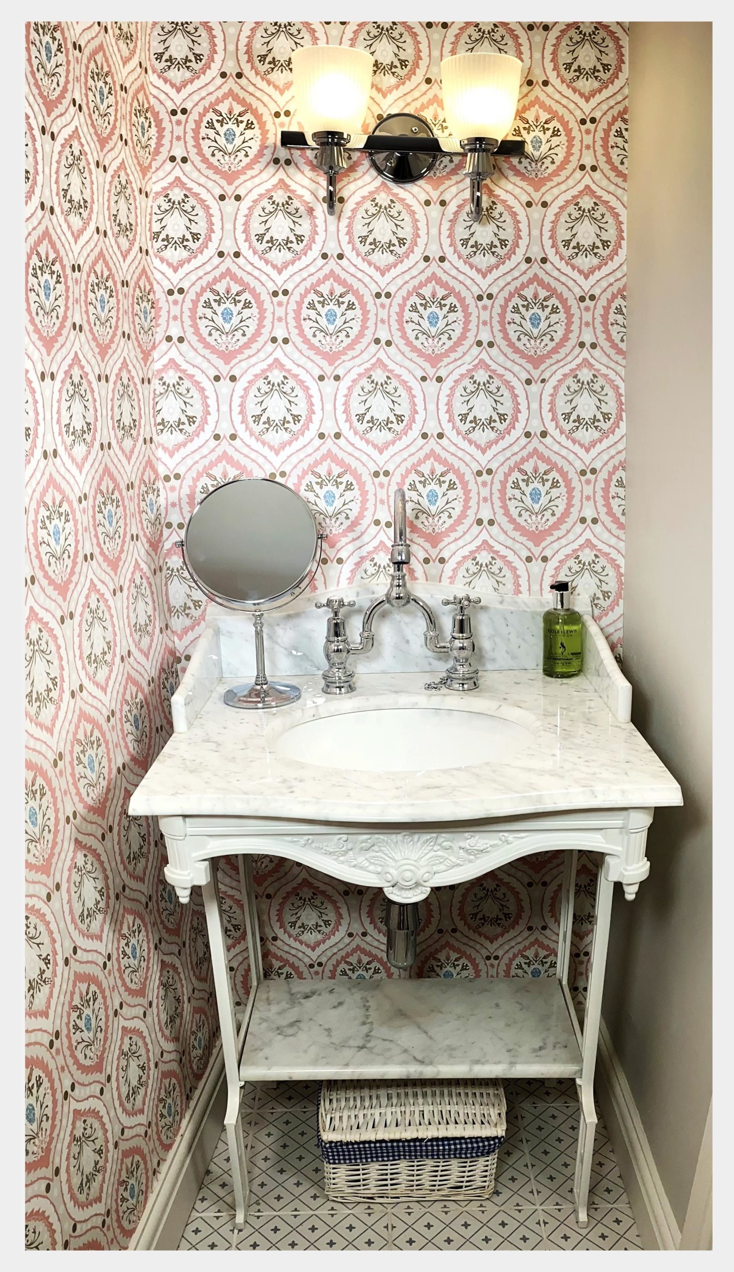 Gorgeous decoration in the downstairs WC