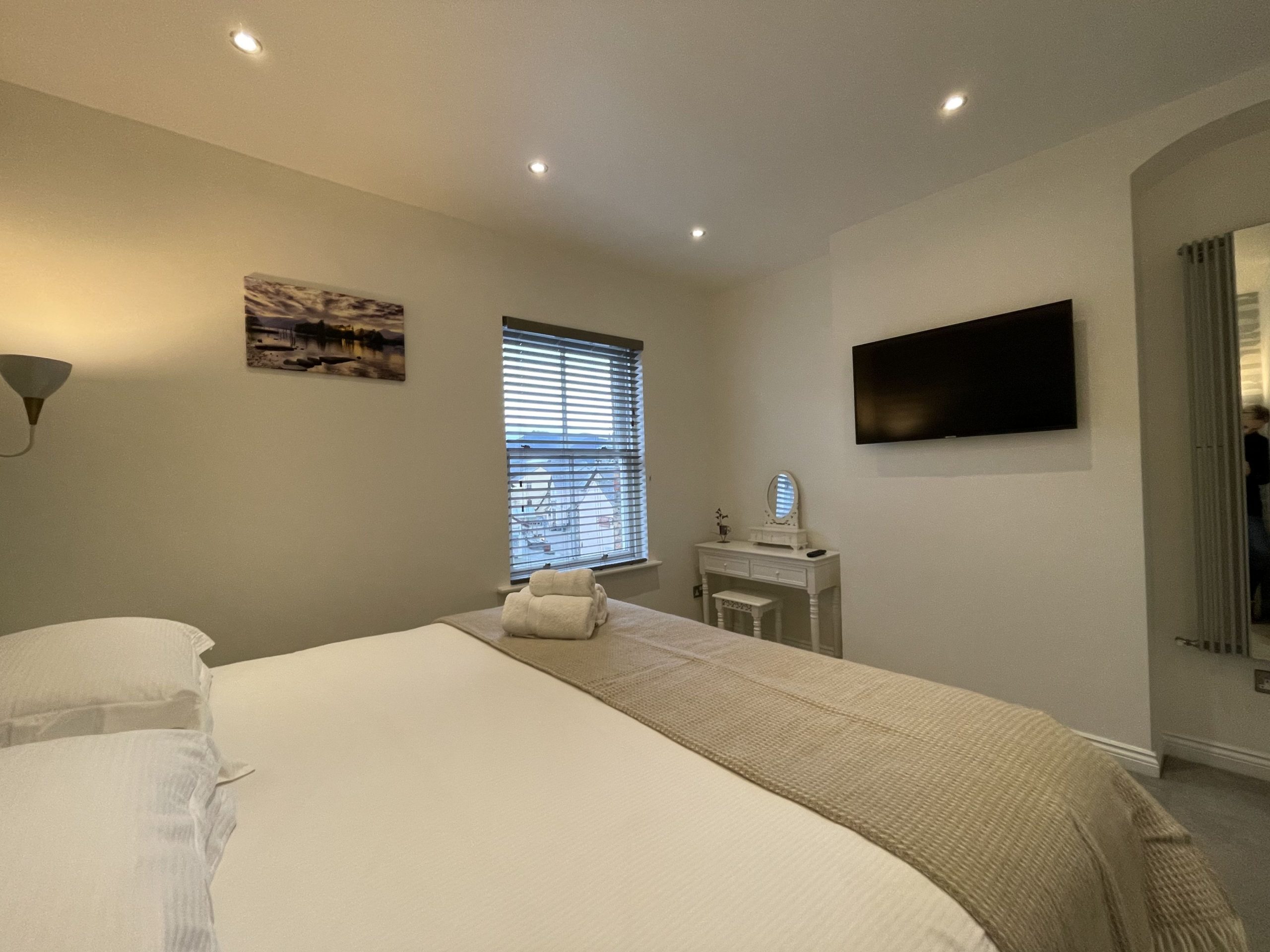 This property boasts a super king sized bed, which can be set up as a twin upon request (extra fee applies)