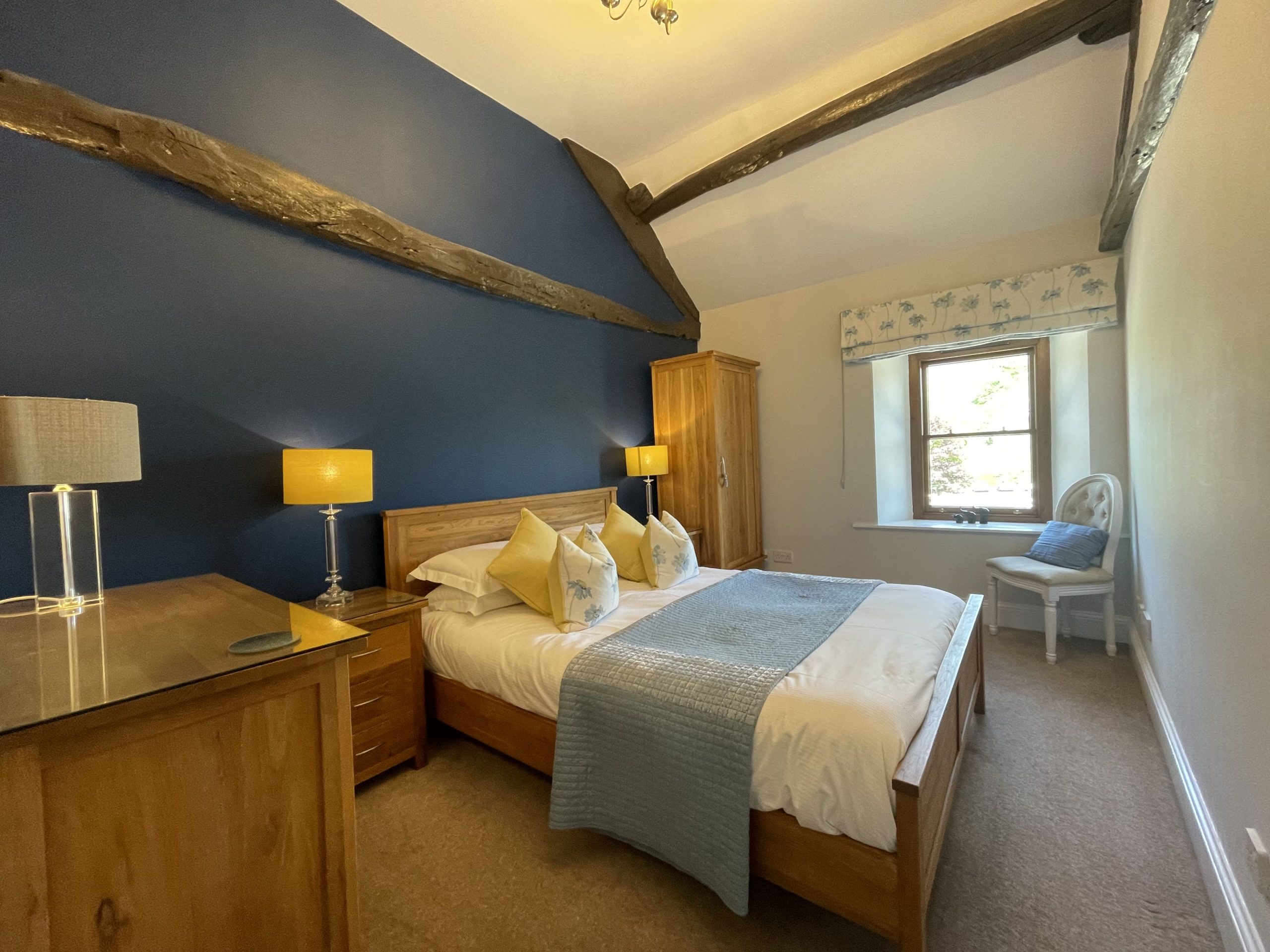 Luxury bed linen and towels are provided