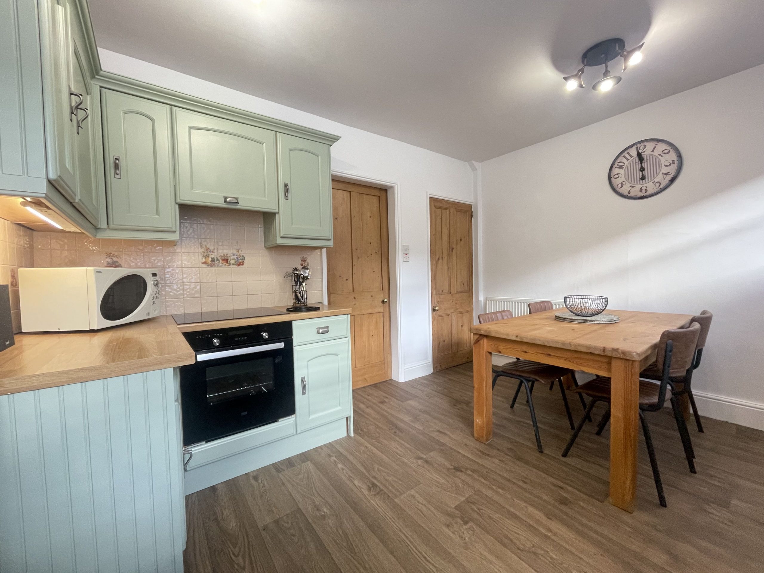 The kitchen is equipped with dishwasher, fridge, freezer, washer/dryer, microwave and electric oven and hob