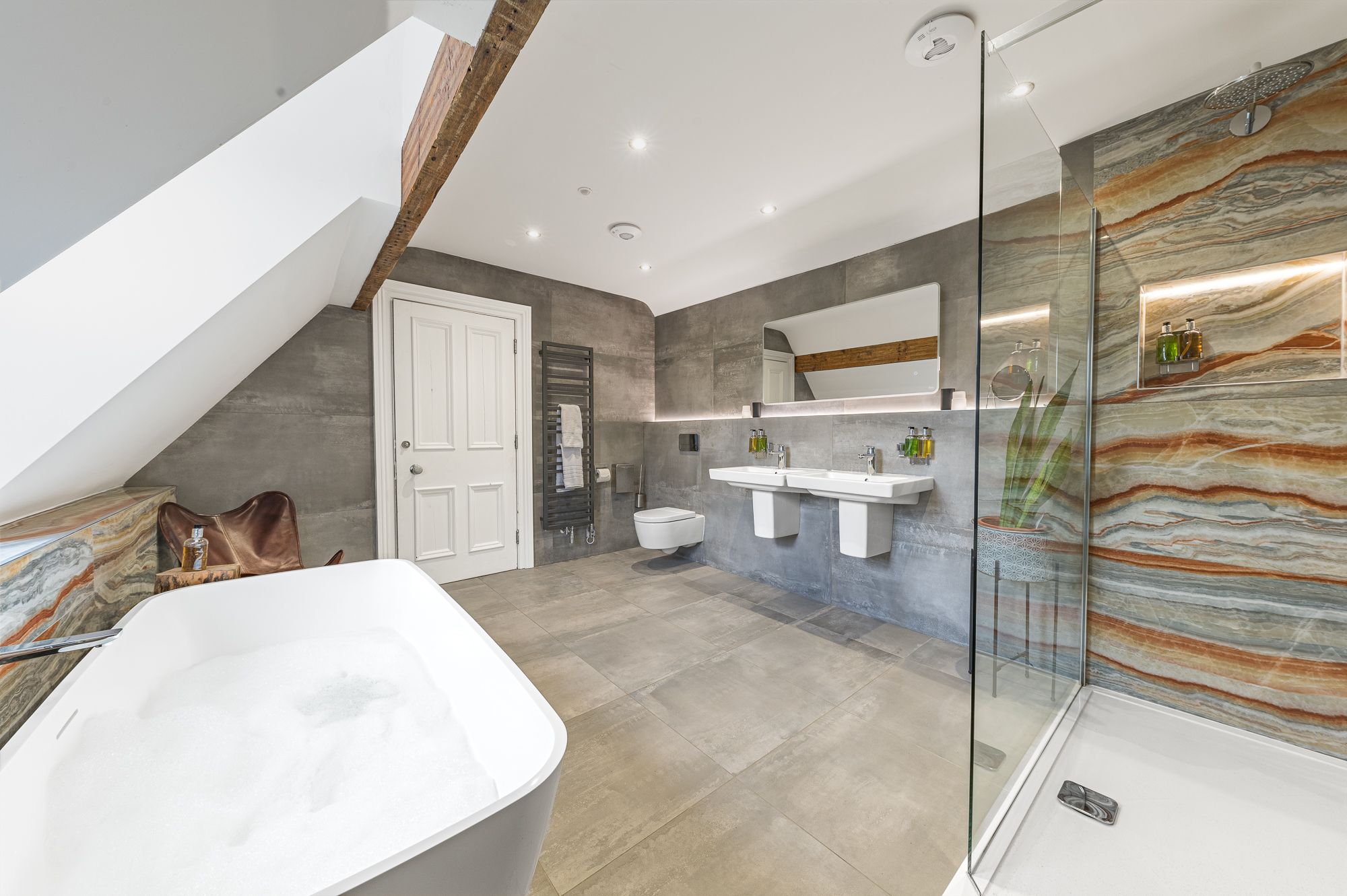 Stunning wall panelling in the large penthouse bathroom