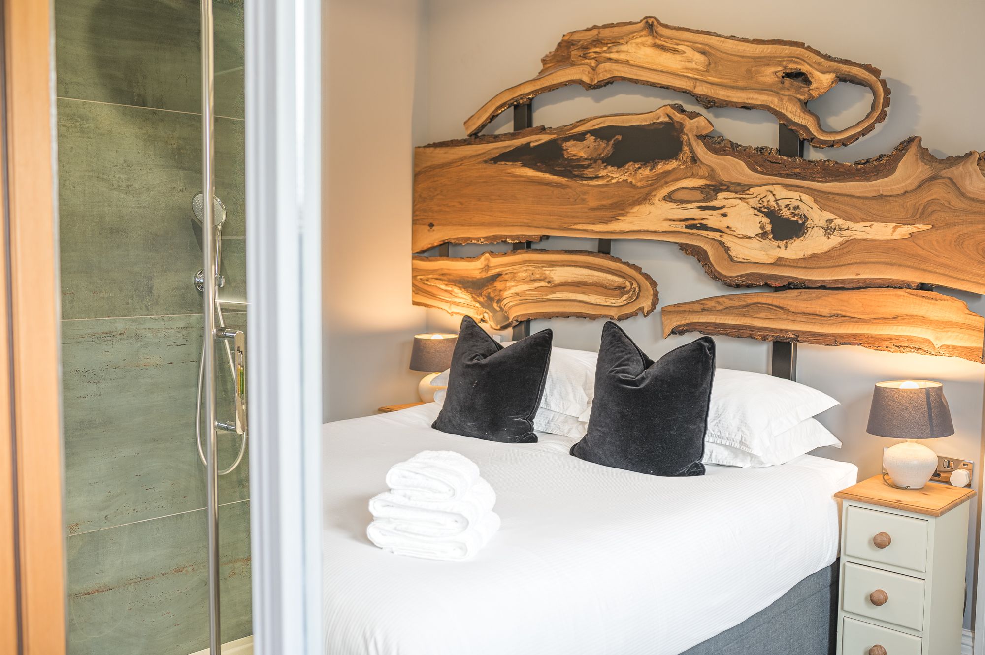 Luxury bed linen and towels are provided