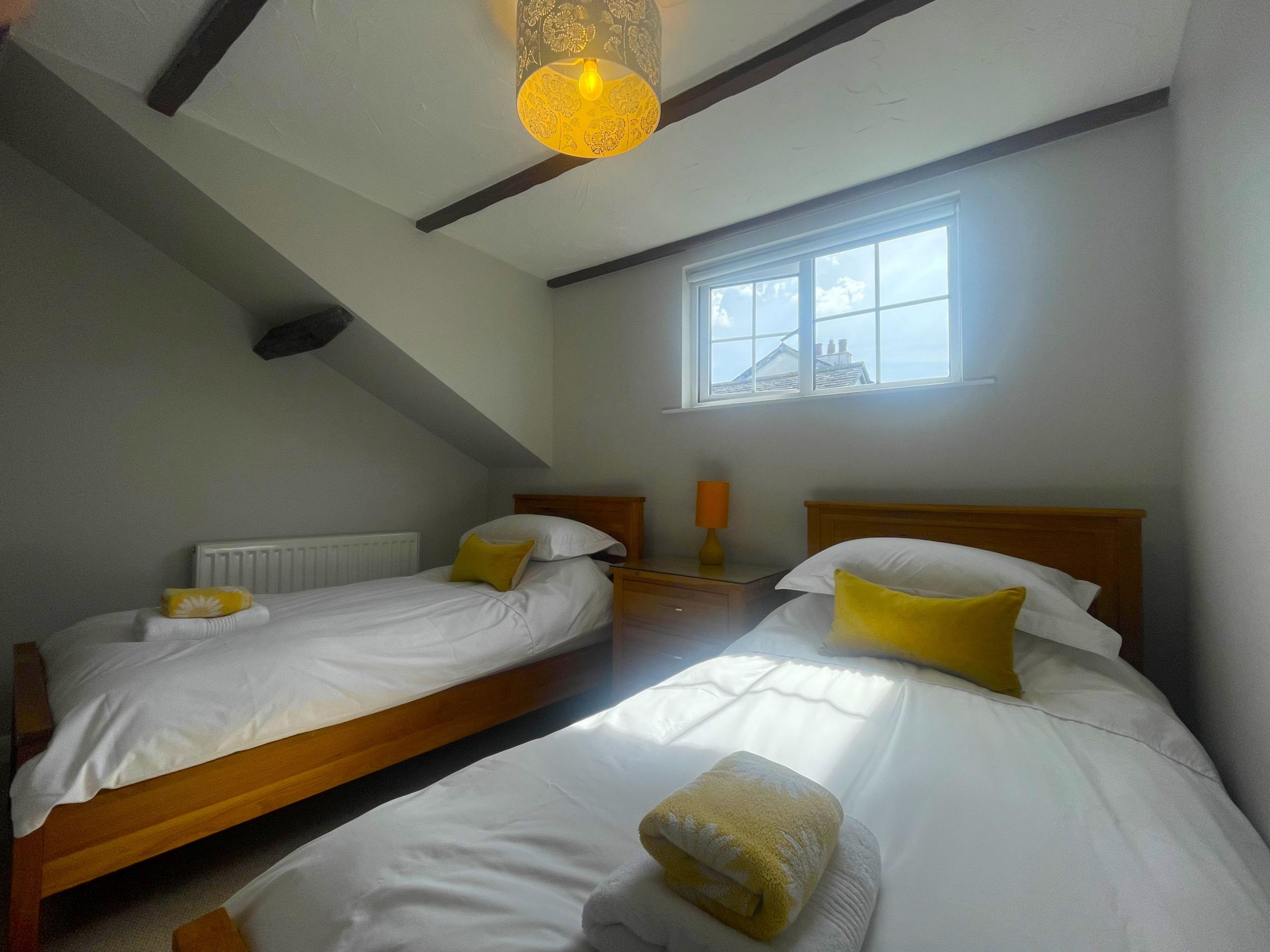 The twin bedroom is furnished with 2 single beds 
