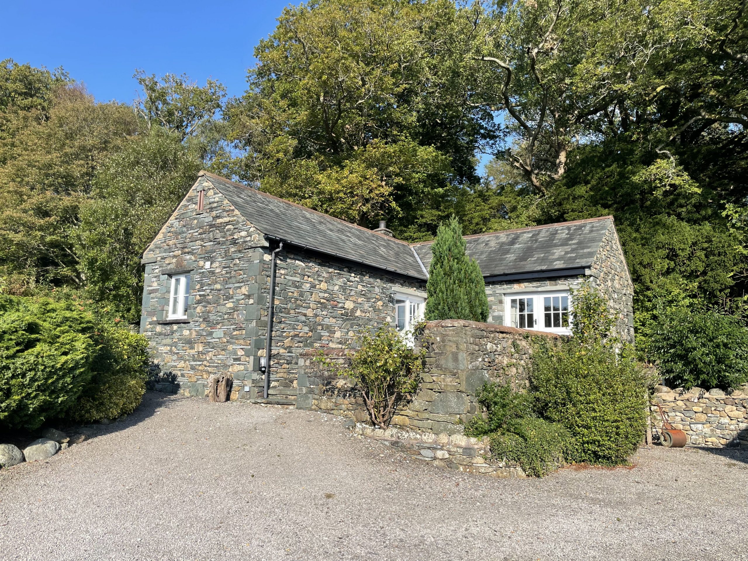 This enchanting stone cottage has been beautifully decorated throughout and occupies a breathtaking elevated position with sunny south-west aspect just in front of Walla Crag and overlooking the beautiful Borrowdale Valley