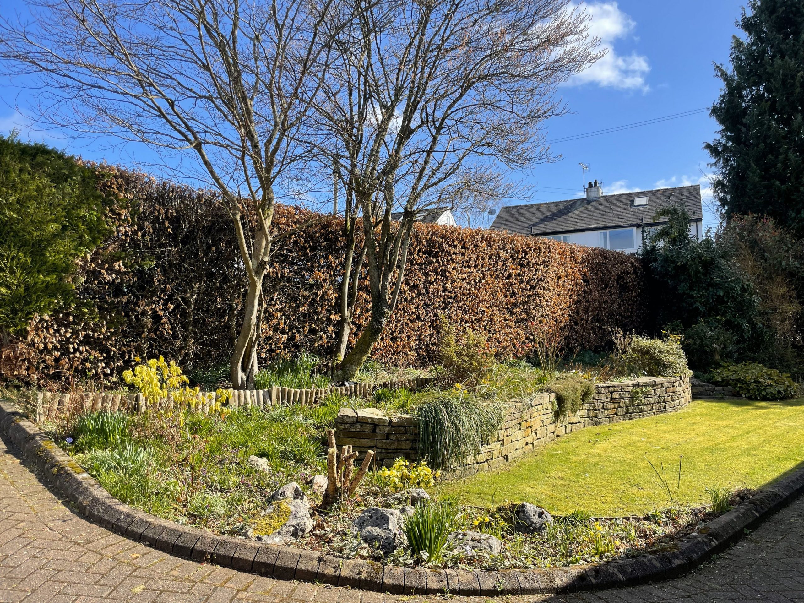 The tall hedge at the front of the property provides plenty of privacy 