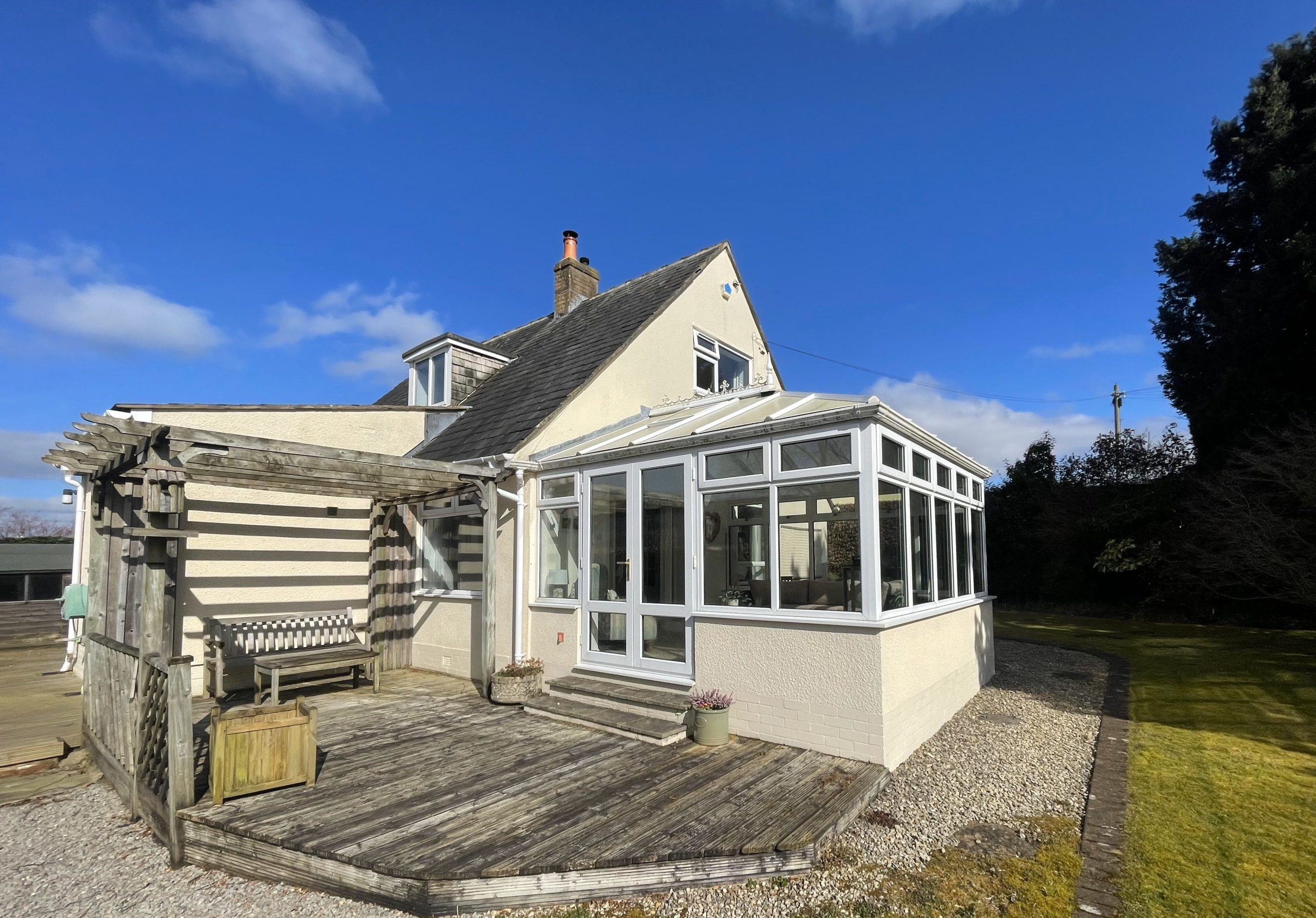 Enjoy a warm evening under the pergola