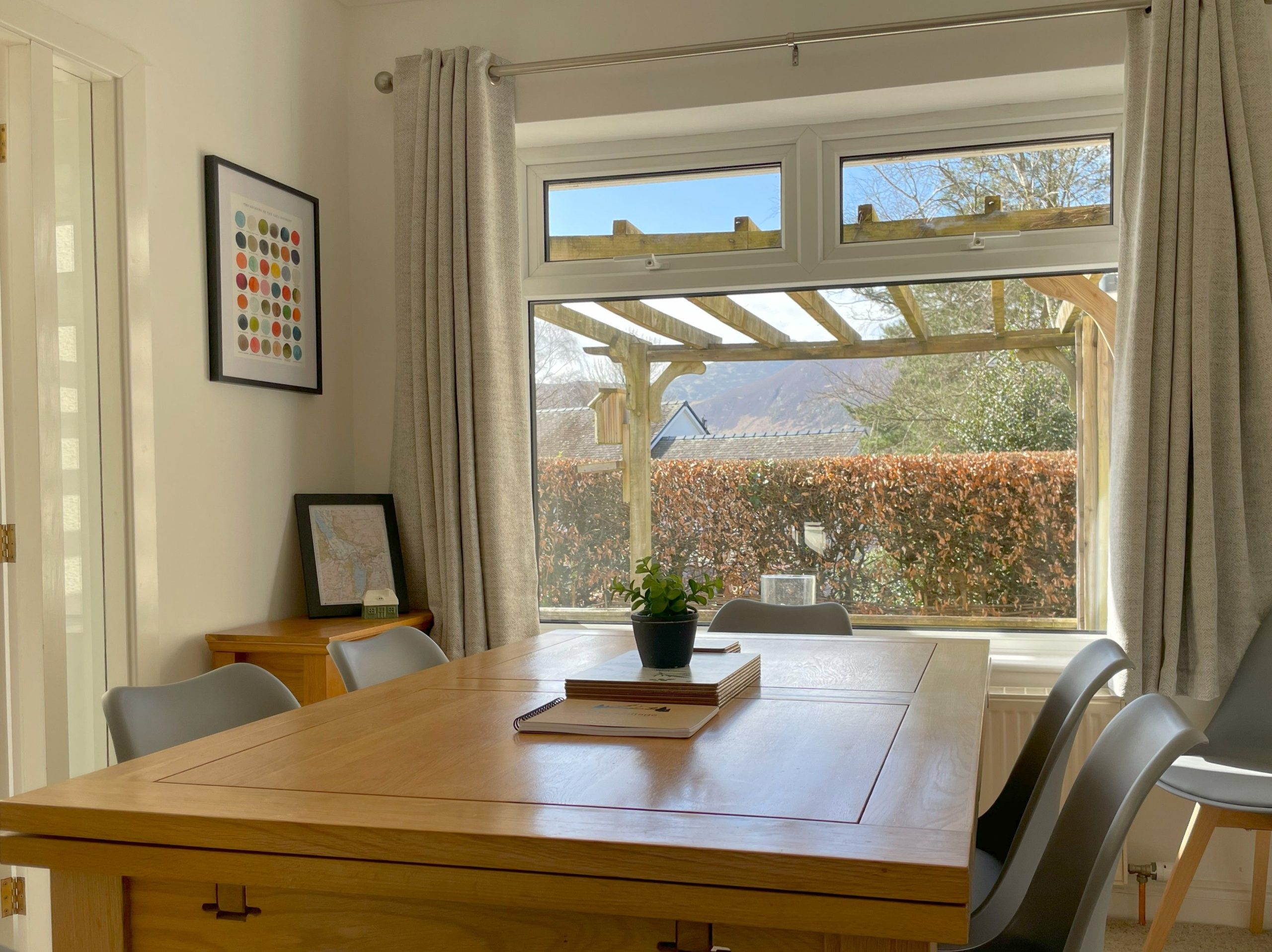 The dining room can extend to allow 8 people to sit comfortably 