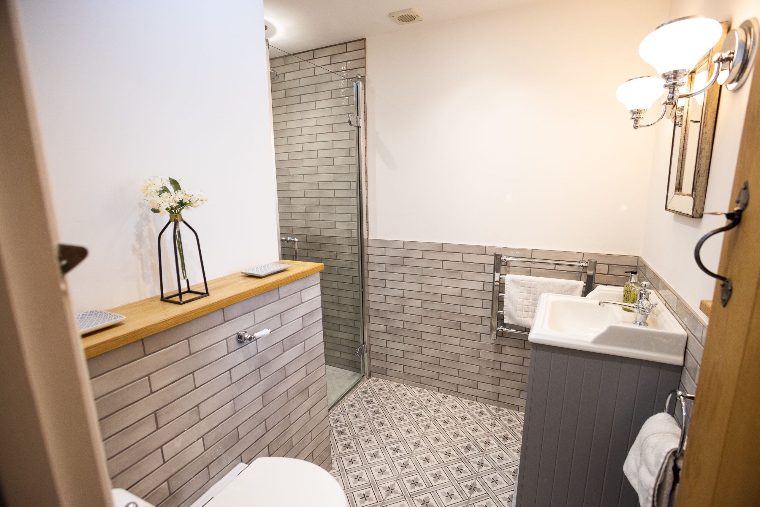 En-suite bathroom with walk in shower