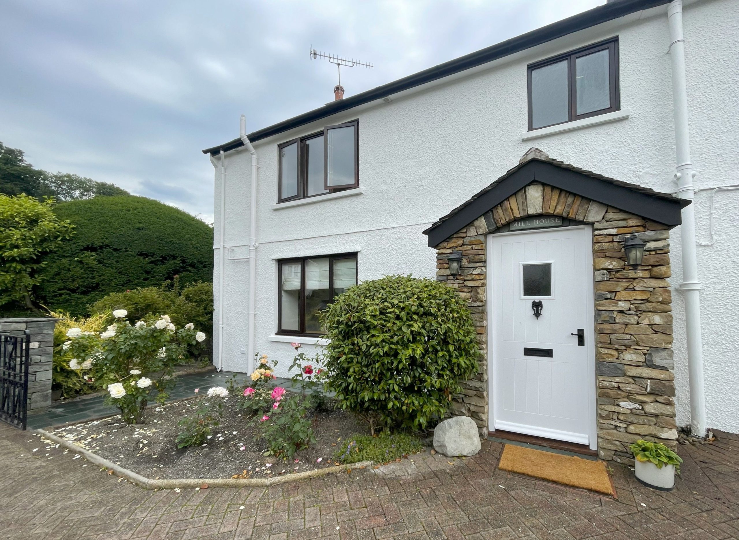 The front of Mill House from the driveway