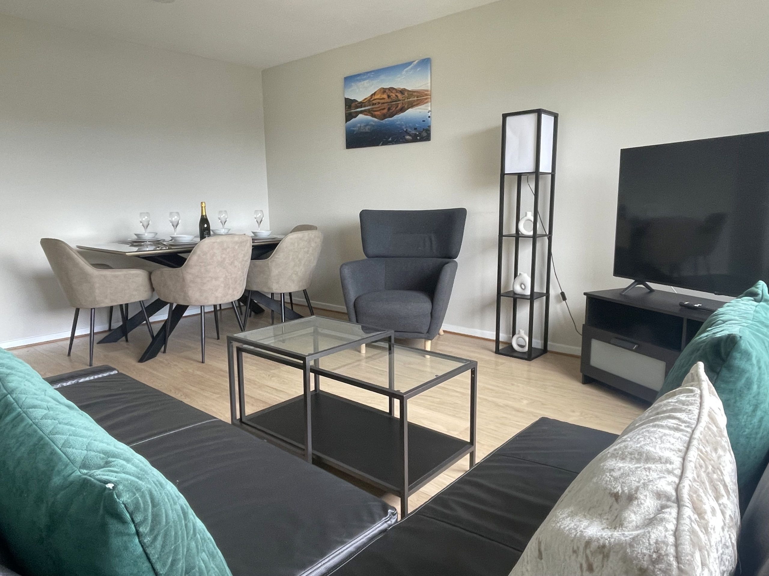 Cosy living space with dining facilities and SmartTV