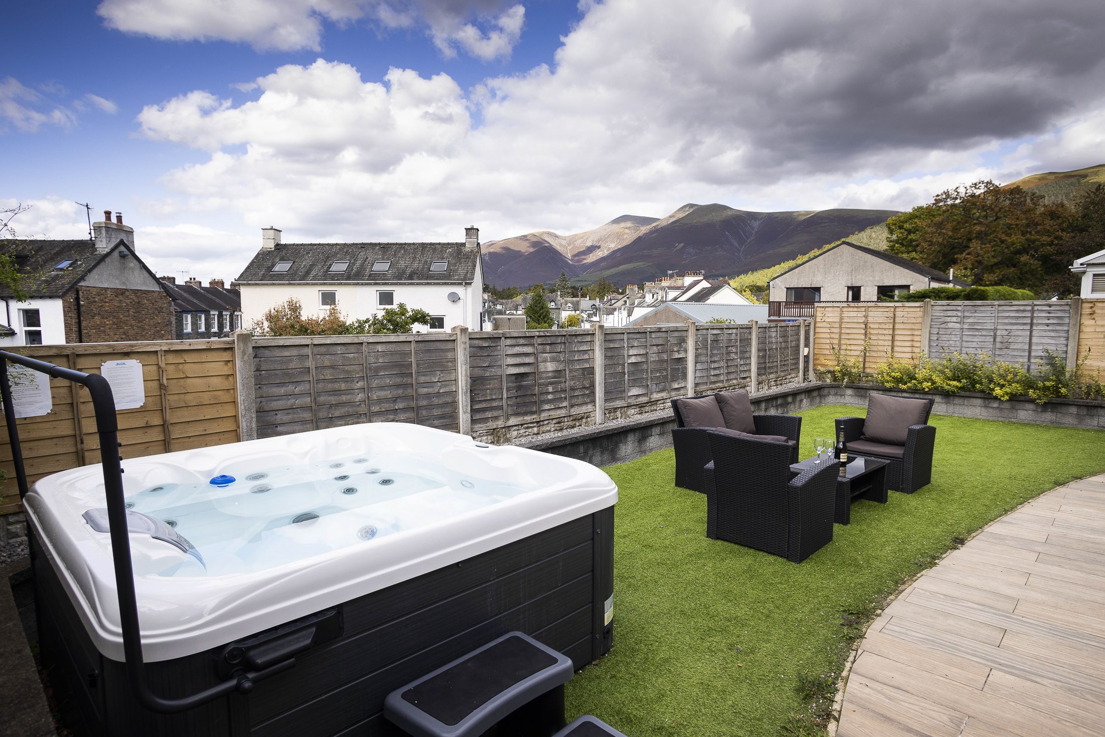 This property benefits from a hot tub for hire.
