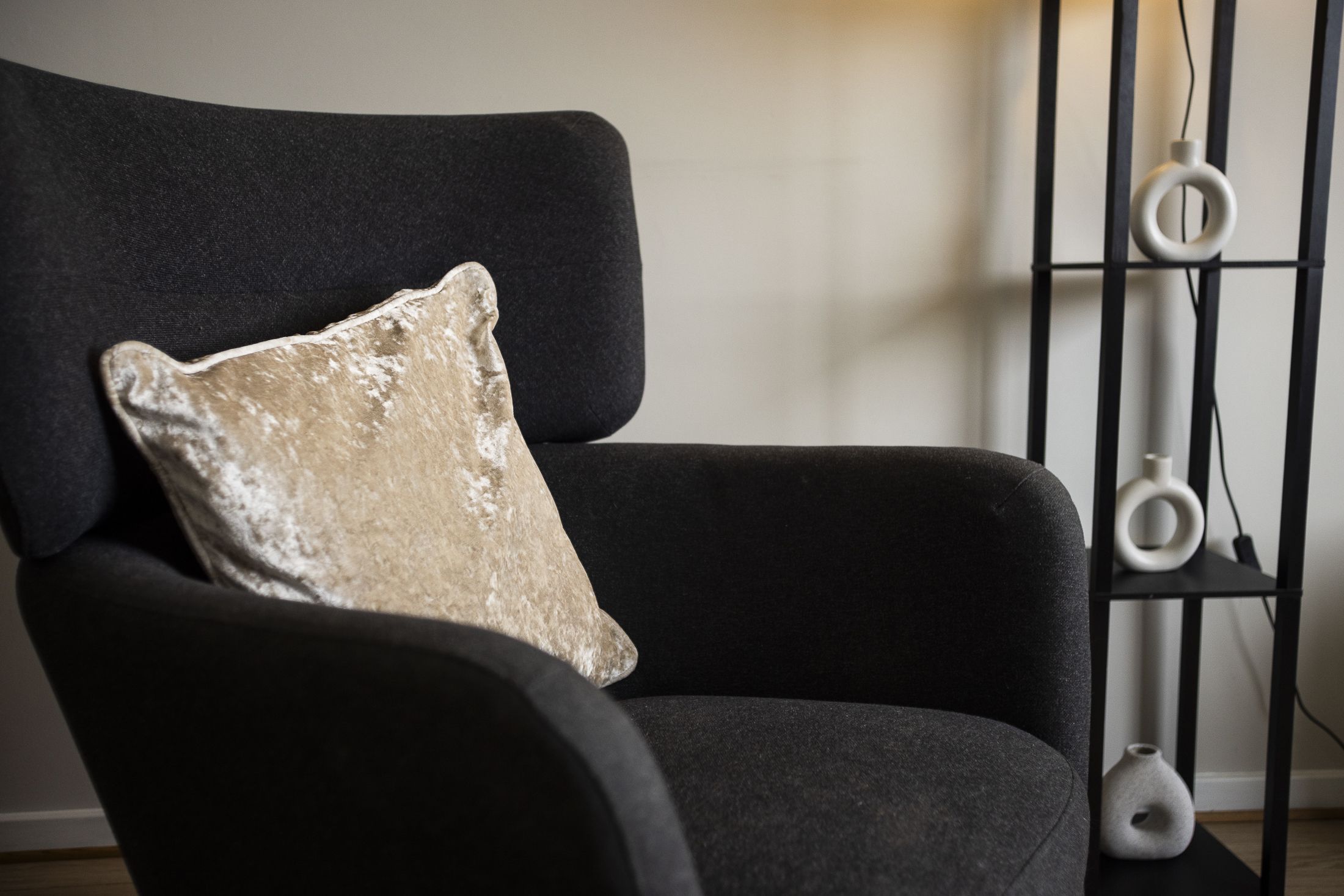 Cosy living space with dining facilities and SmartTV