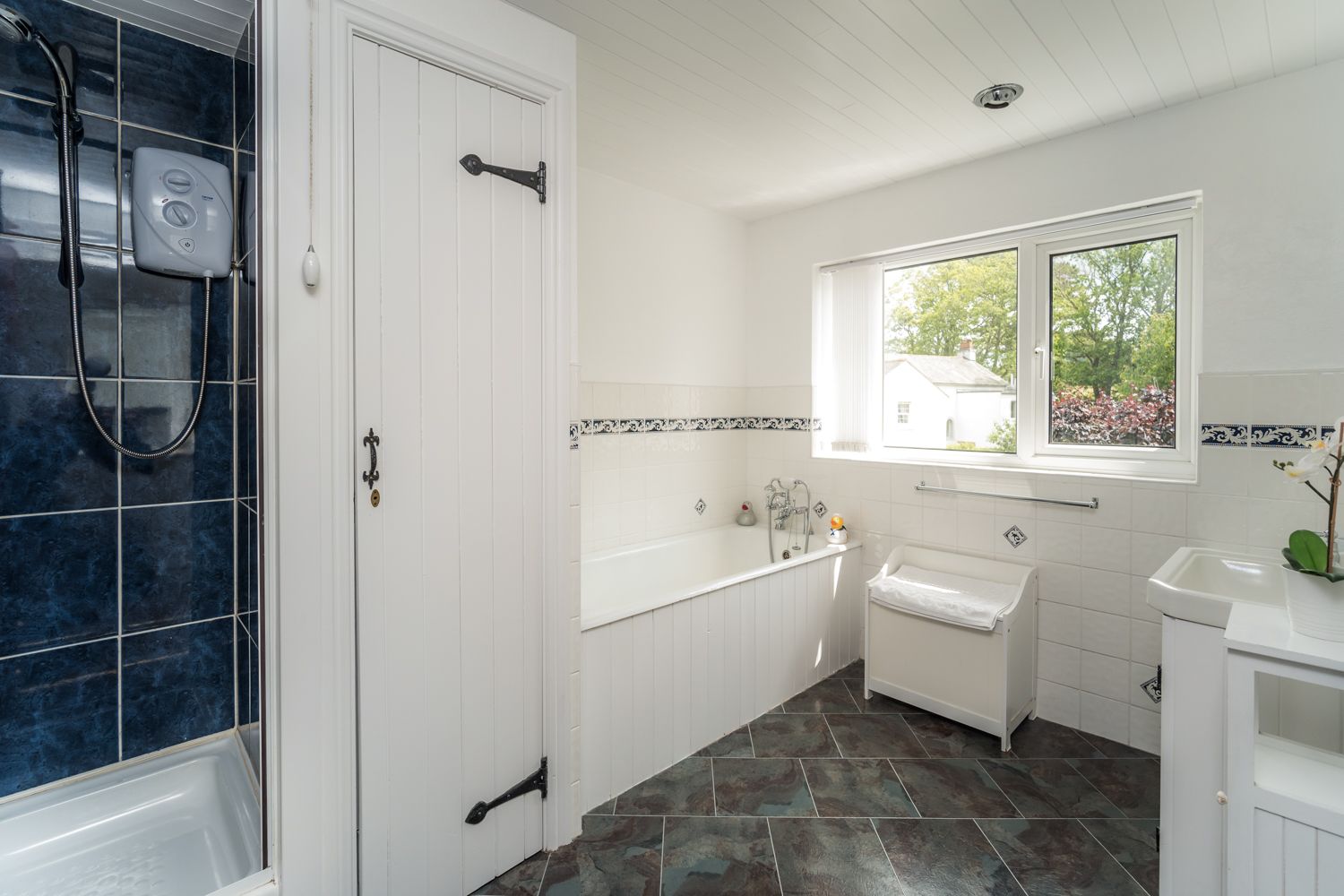 The large family bathroom is found on the 1st floor