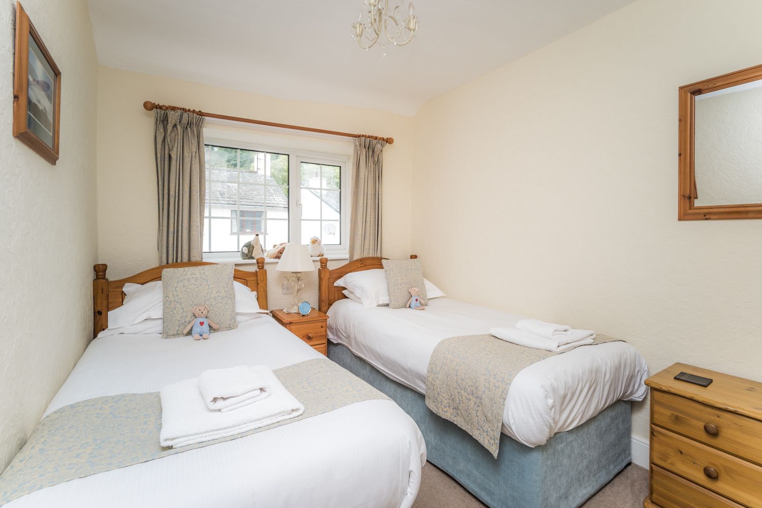 The second bedroom is furnished with 2 single beds