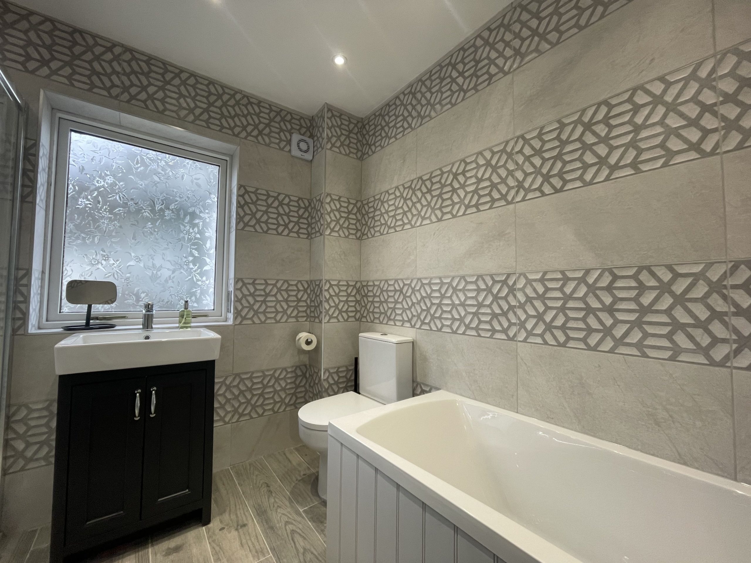 This beautiful bathroom is the perfect place to enjoy some relaxation and soak your muscles after a busy day exploring the Lakes!