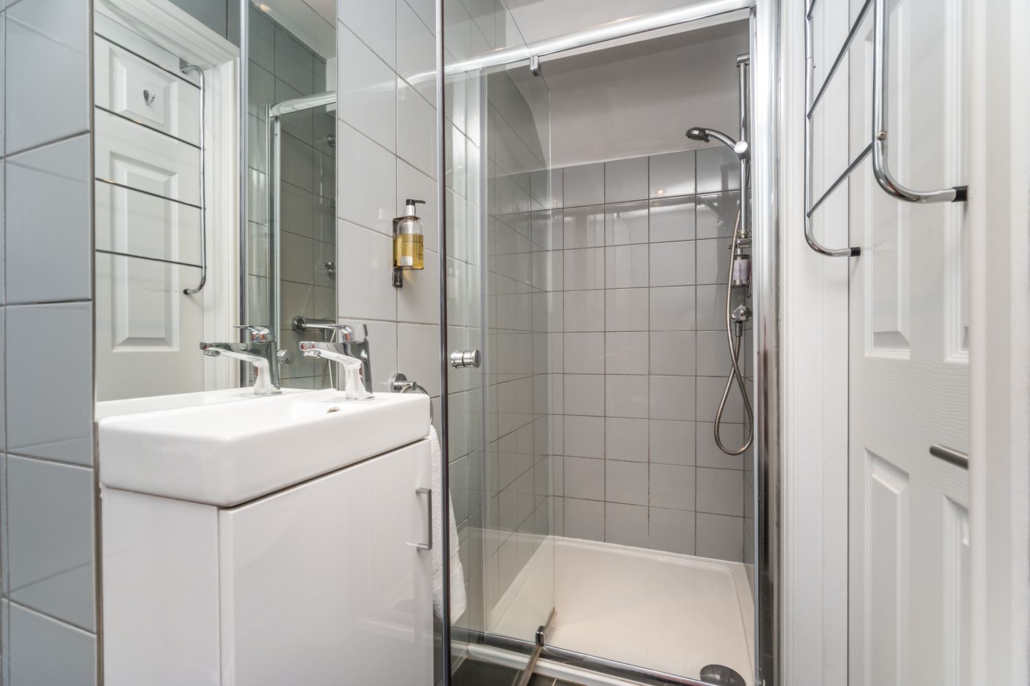 Towels and complimentary toiletries are provided