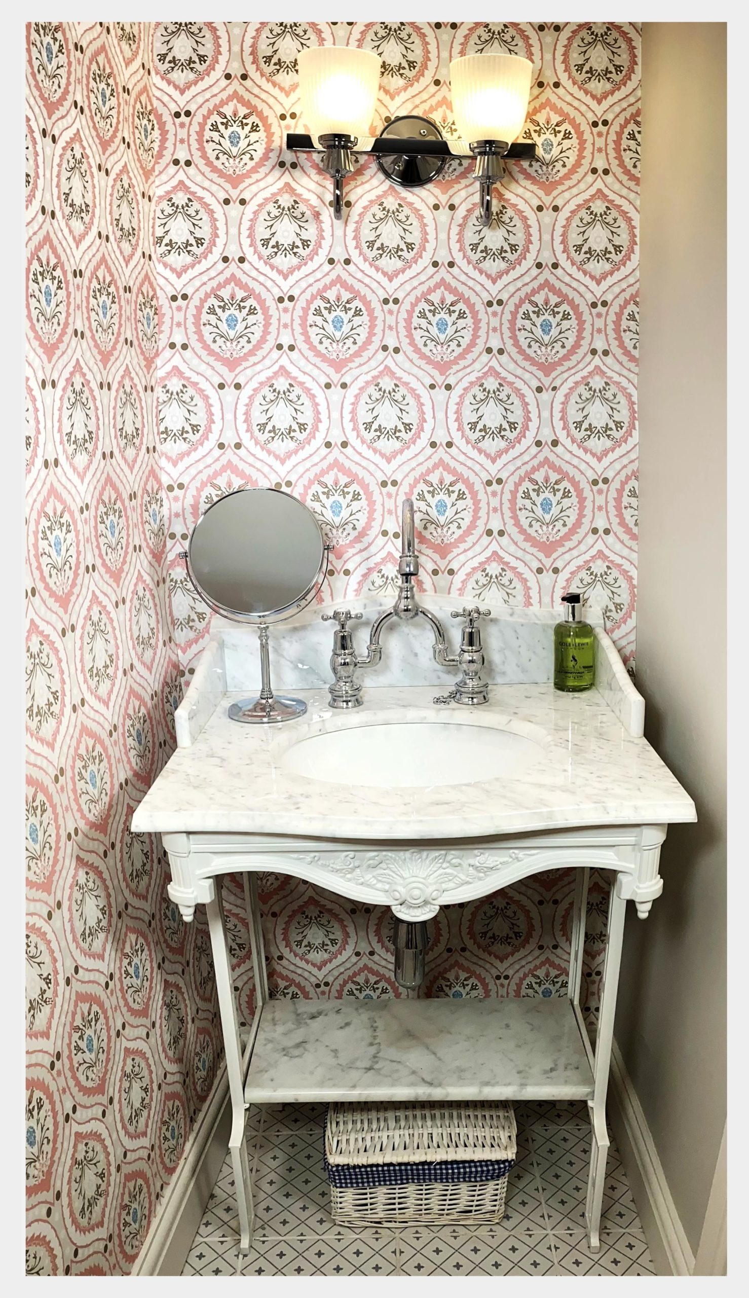 Gorgeous decoration in the downstairs WC