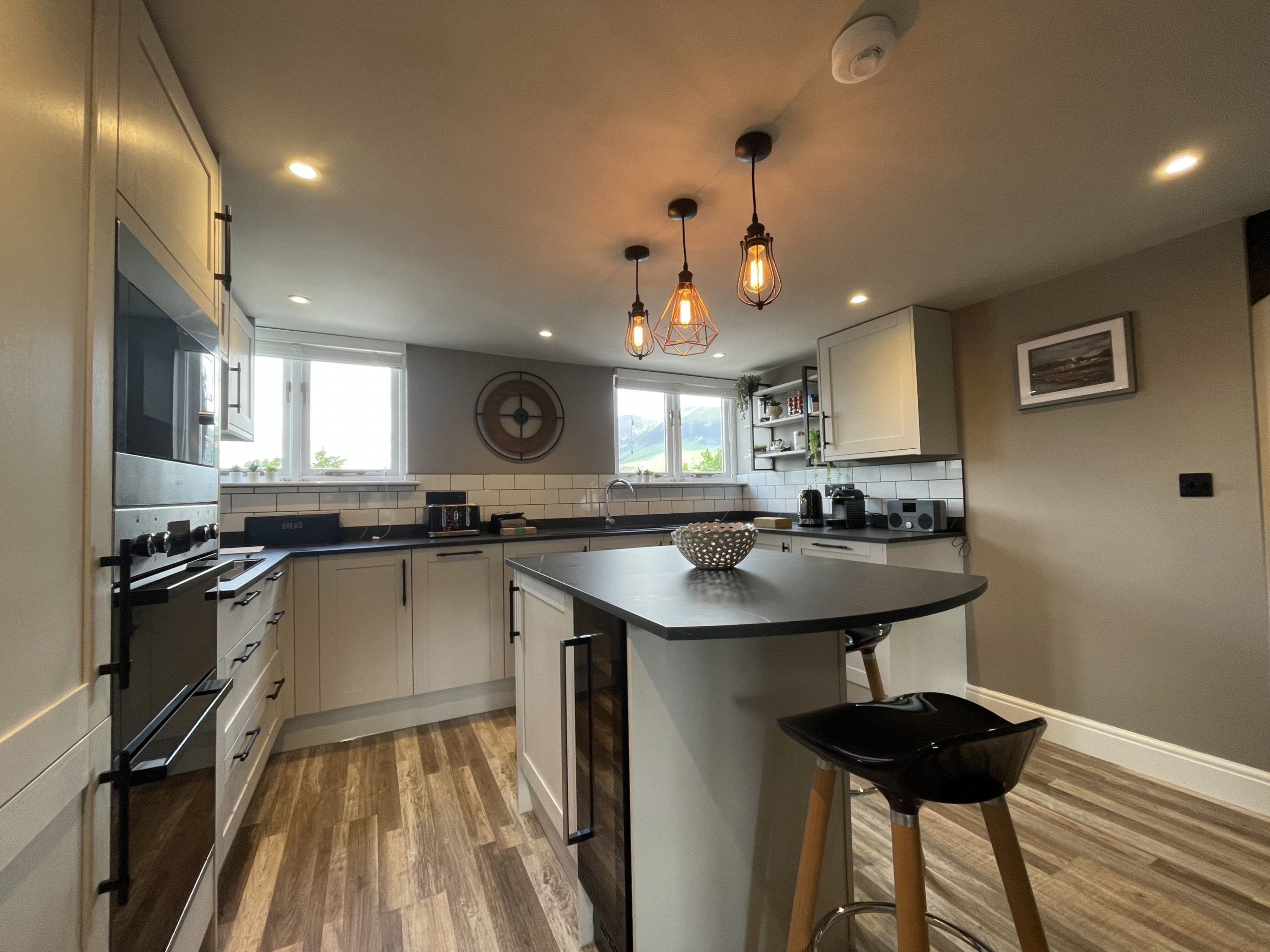 An elegant and modern kitchen with everything you need to cook up delicious dinners